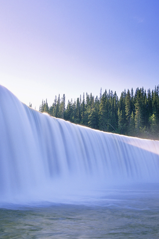 Красивый водопад в Канаде