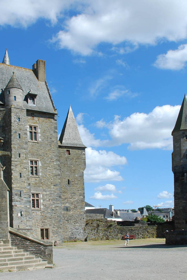 Старинный каменный замок