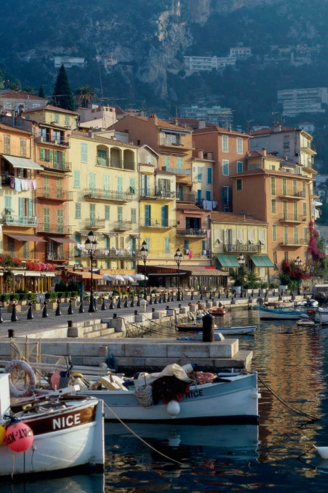 Лодки на берегу