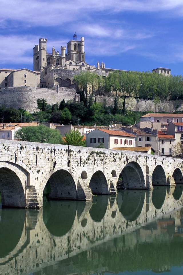 Замок на вершине холма