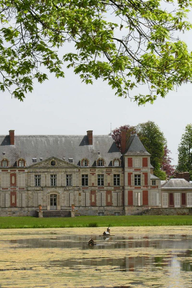 Замок на берегу озера