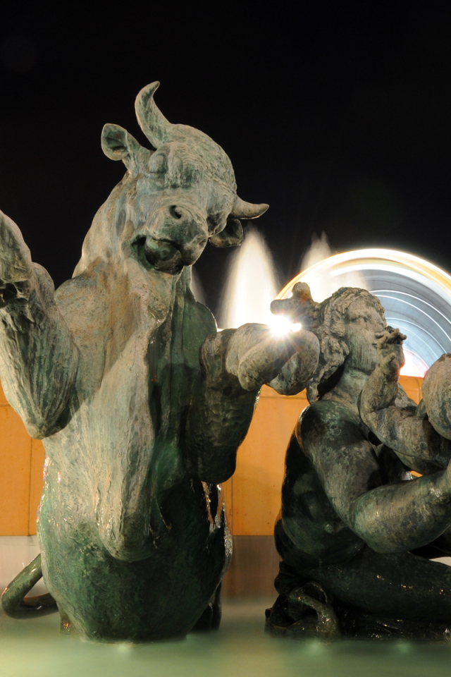 Фонтан со скульптурами