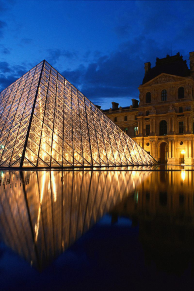 Пирамида Лувр