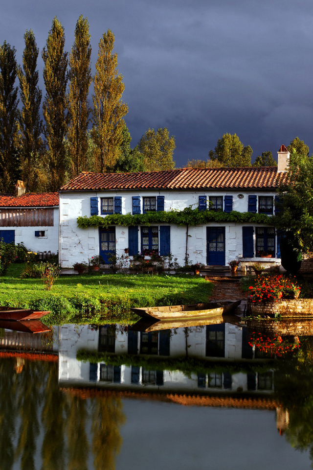 Поместье на берегу реки