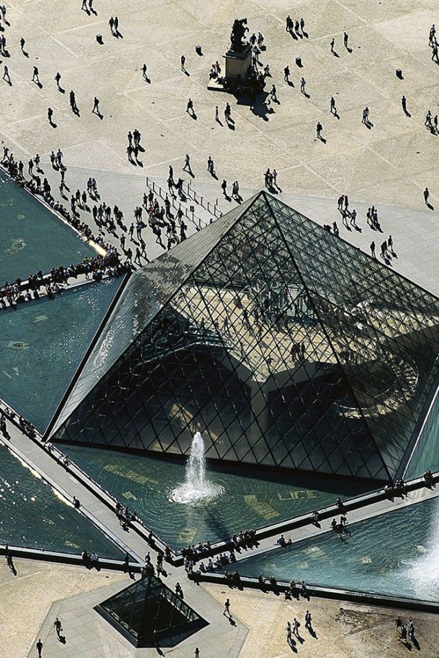 Пирамида музей Лувр Париж