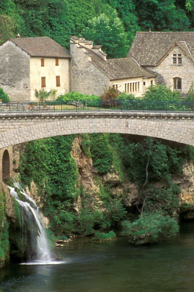 Каменный мост через реку