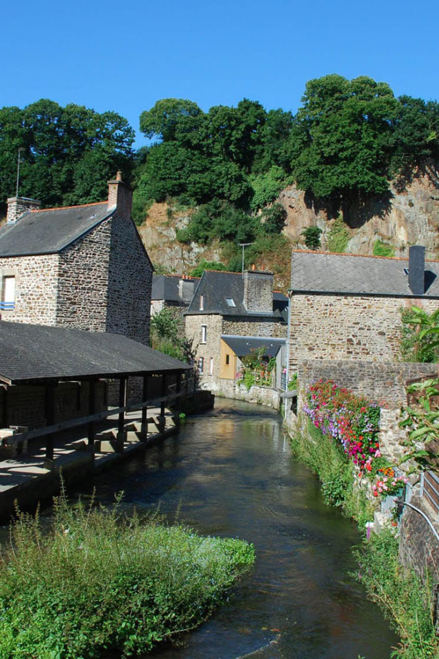 Ручей в деревне