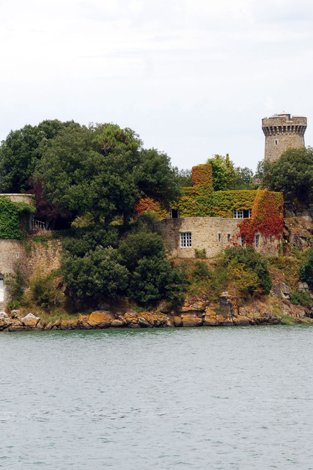 Поместье на скалистом берегу