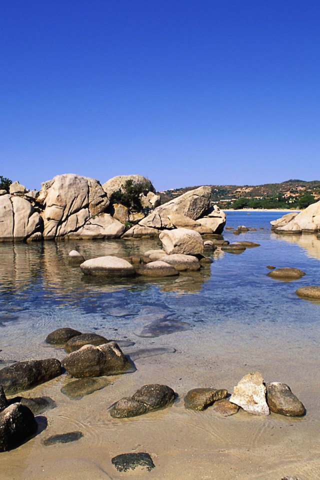 Каменистый берег Франции