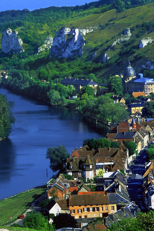 Деревня на берегу Сены