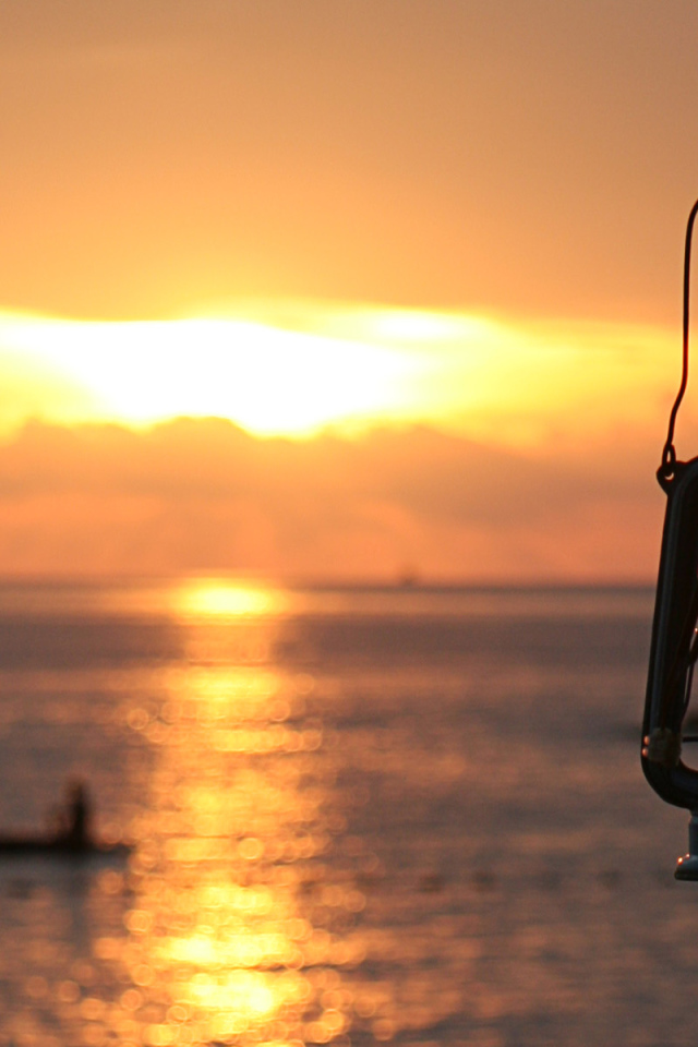 Фонарь на берегу моря