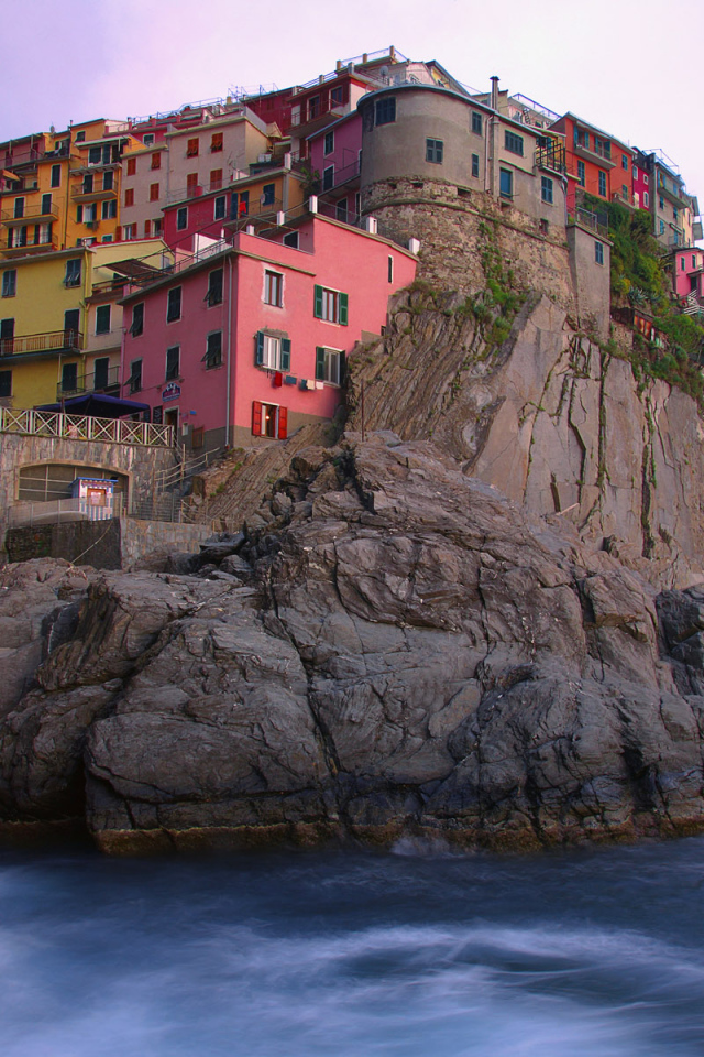 Разноцветные дома на скалах