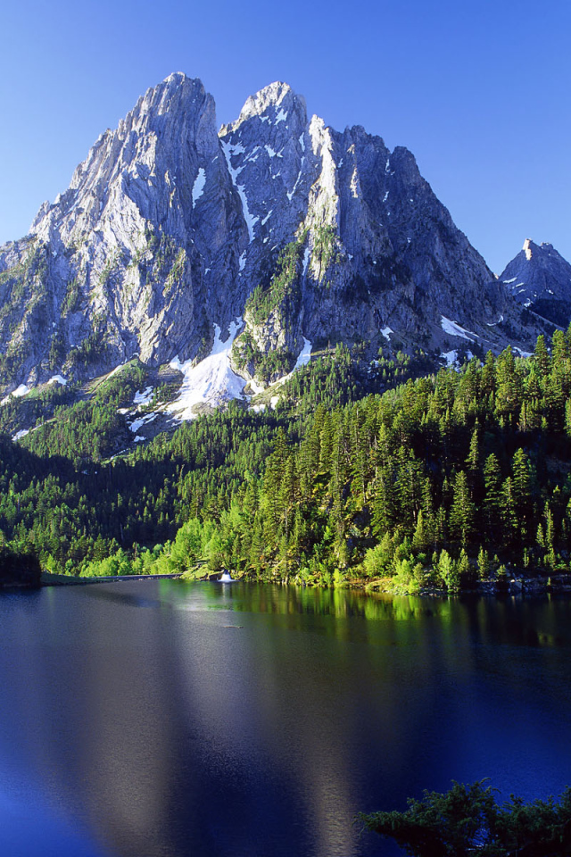 Чистое озеро и горы