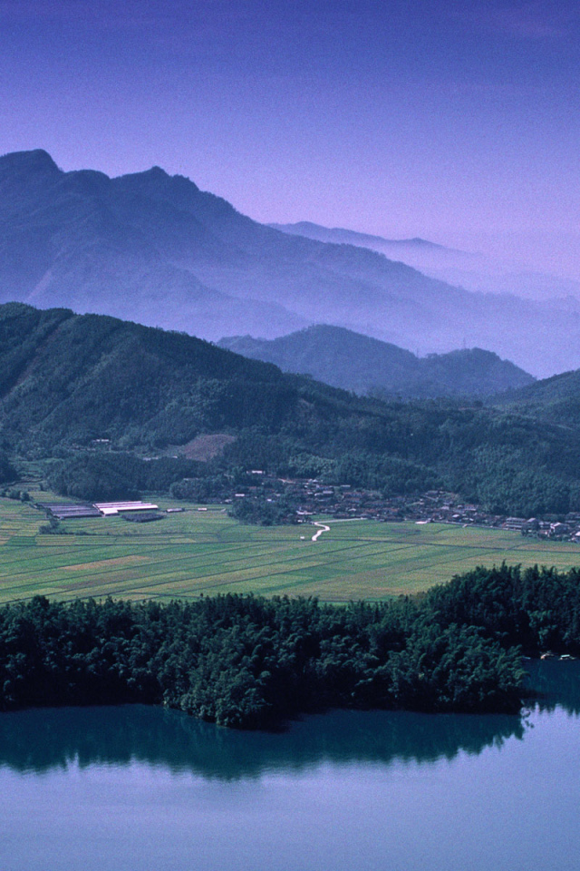 Поля в долине