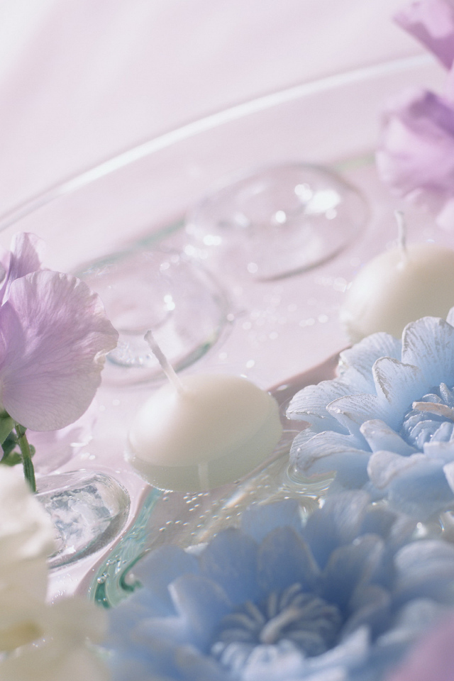 Композиция из цветов и свечей