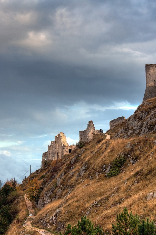 Развалины на холме