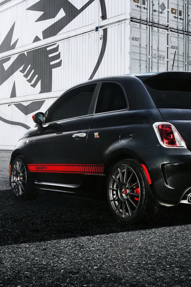 Черный Fiat-500 Abarth