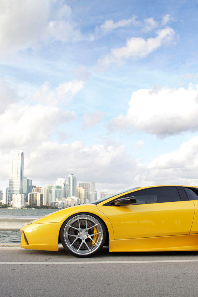 желтый Lamborghini