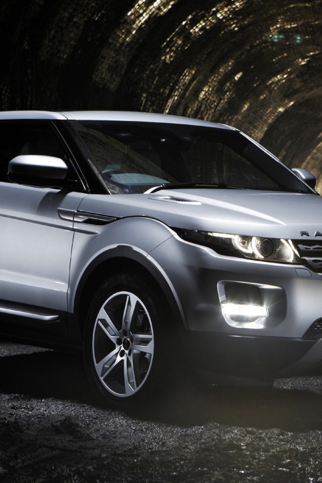Range Rover Evoque в тоннеле