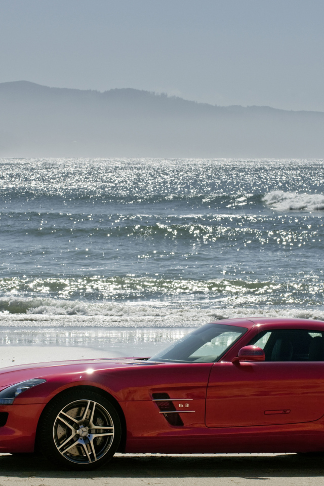 Красный Мерседес на берегу моря