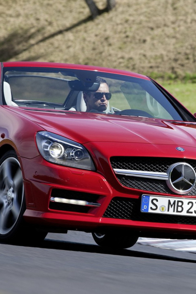 красный Mercedes-Benz