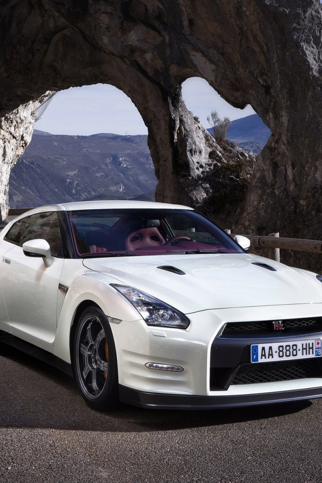 белый Nissan-GT-R