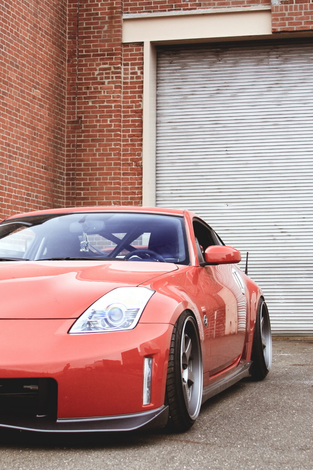 Красный Nissan 350Z