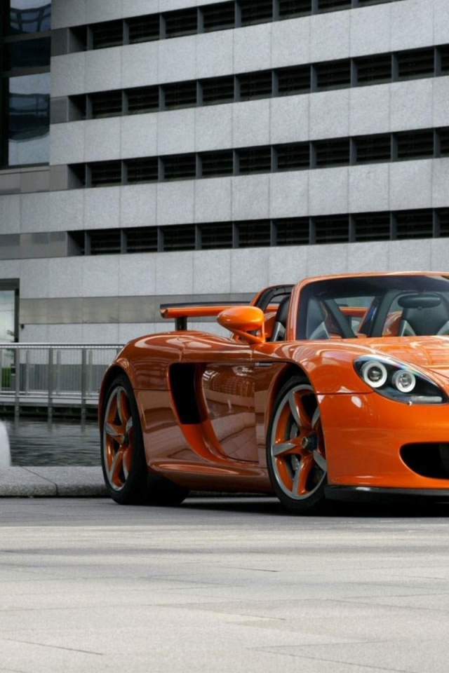 Porsche оранжевого цвета