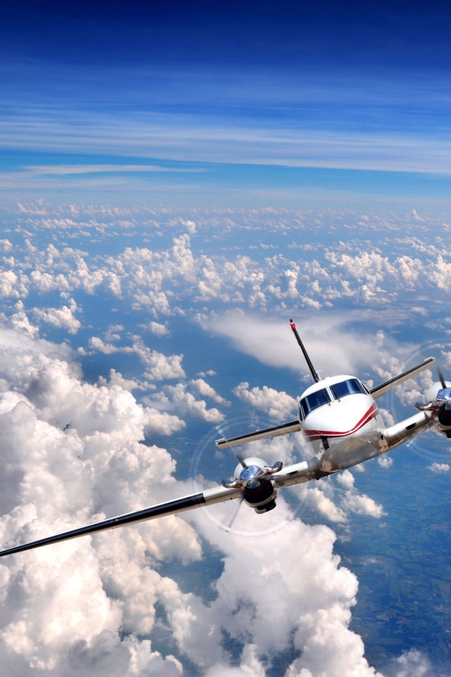 Самолет среди облаков