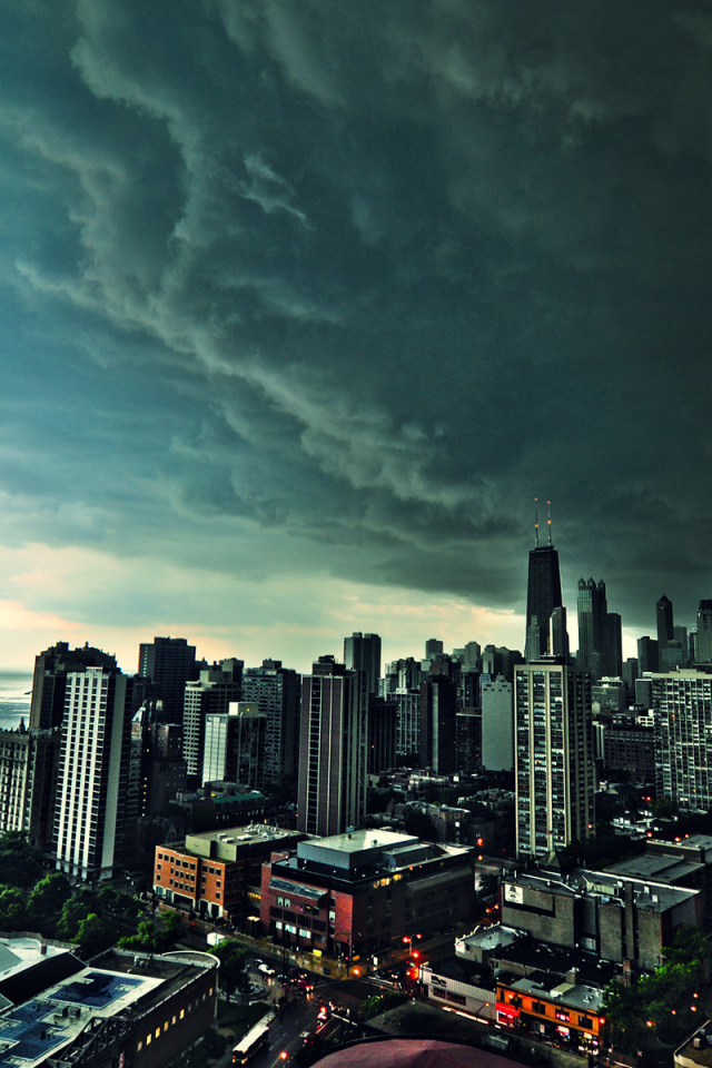 Страшные тучи над городом