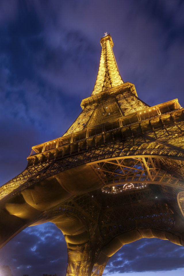 Под Эйфелевой башней