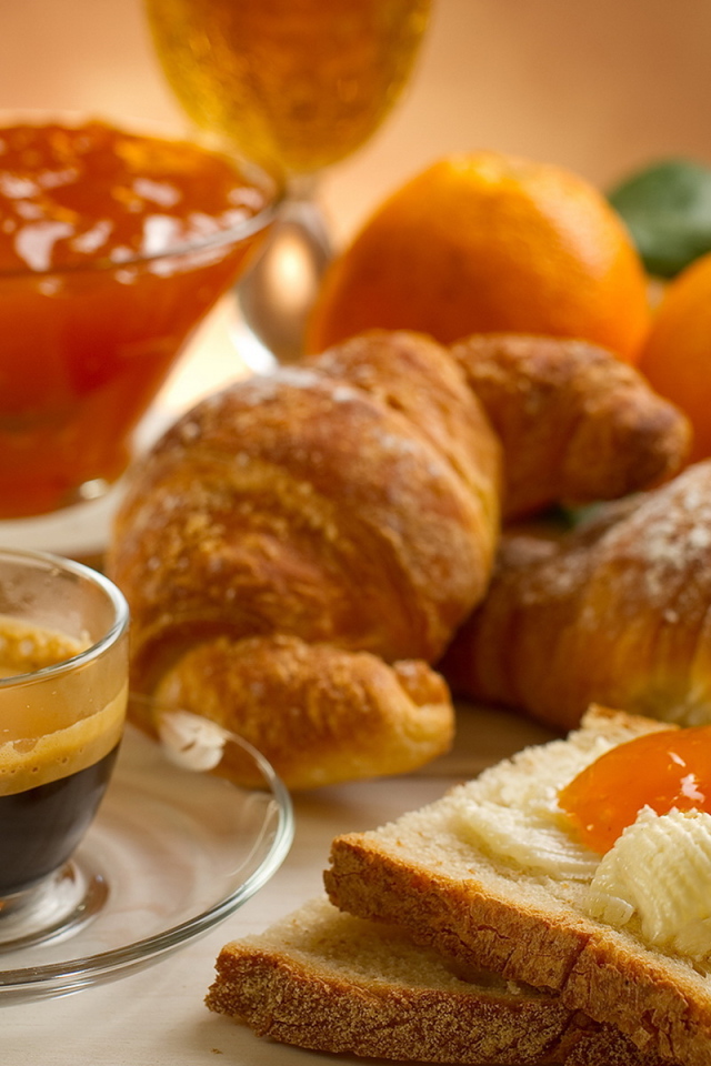 Кофе, джем и круассаны