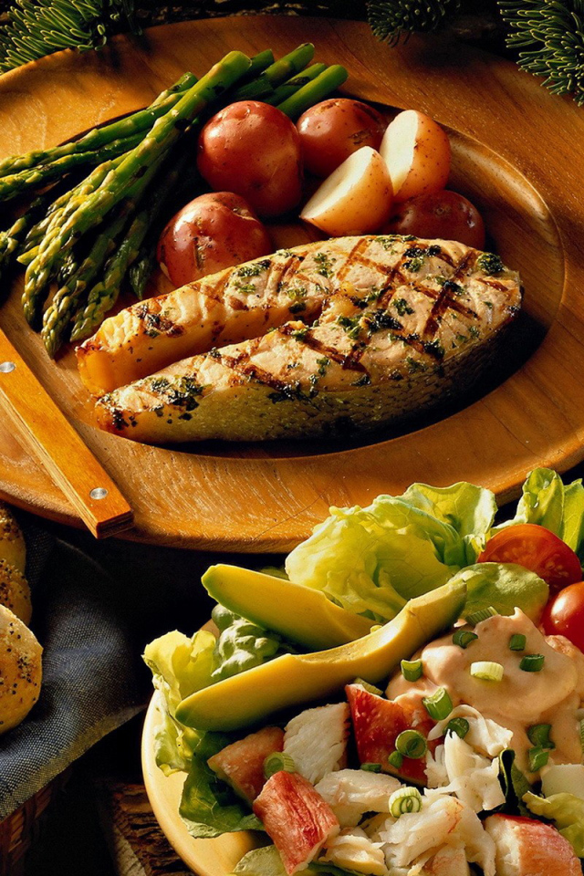 Рыба с салатом