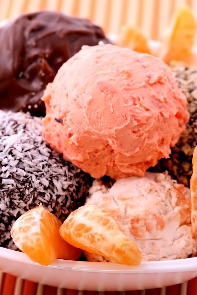 Мороженое и фрукты