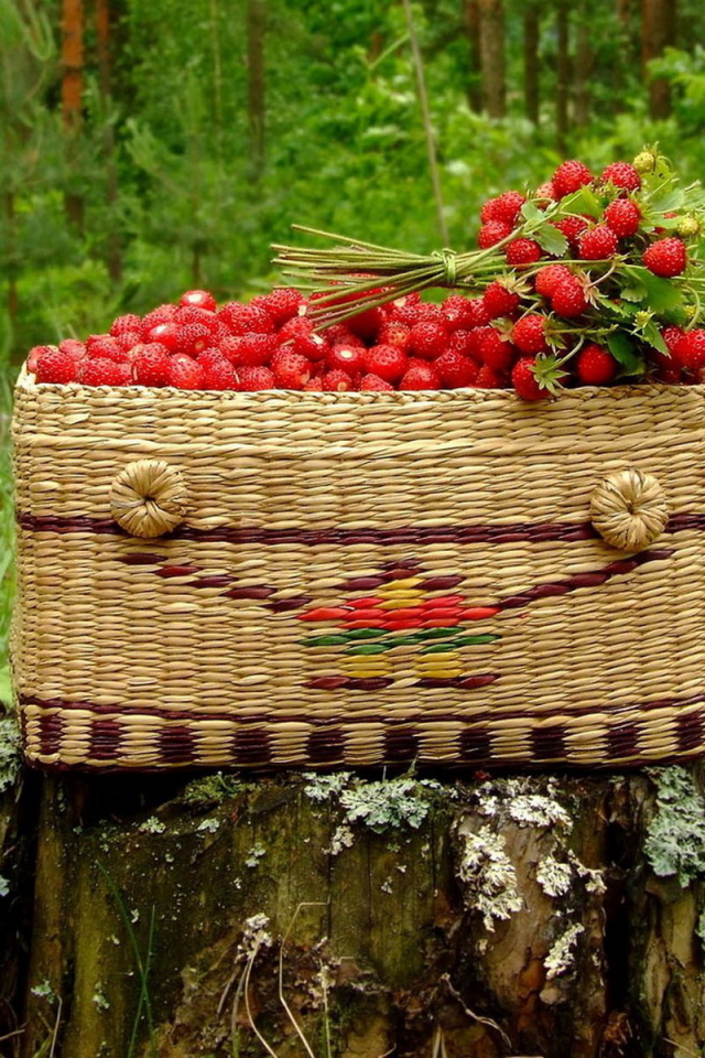 Земляника в корзине