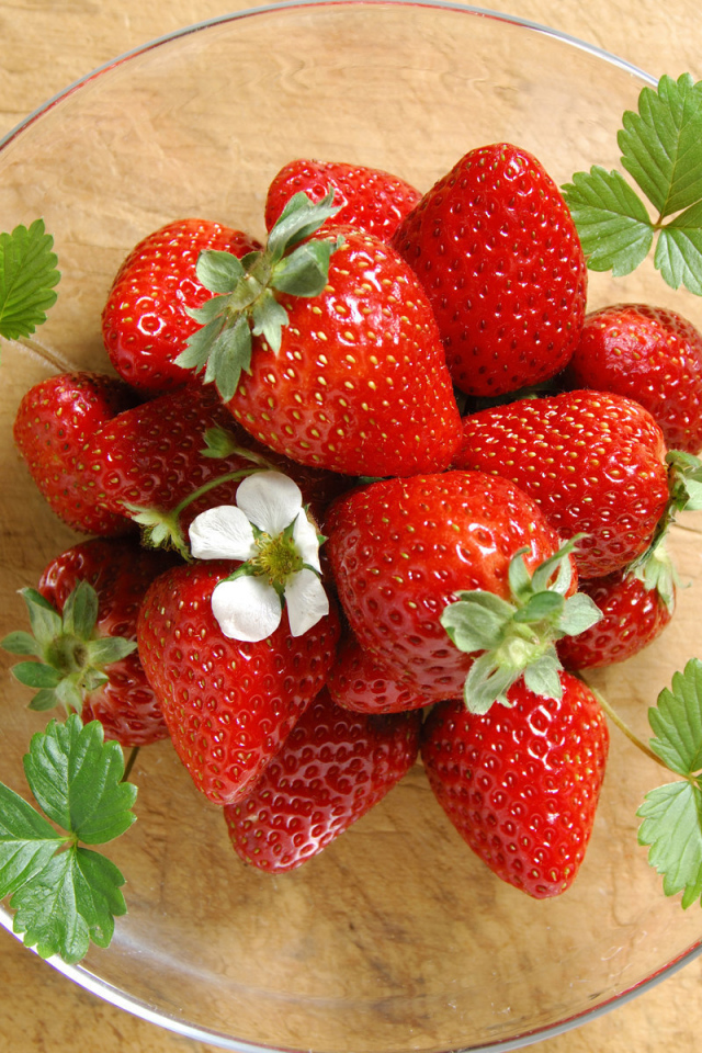 Клубничка на тарелке