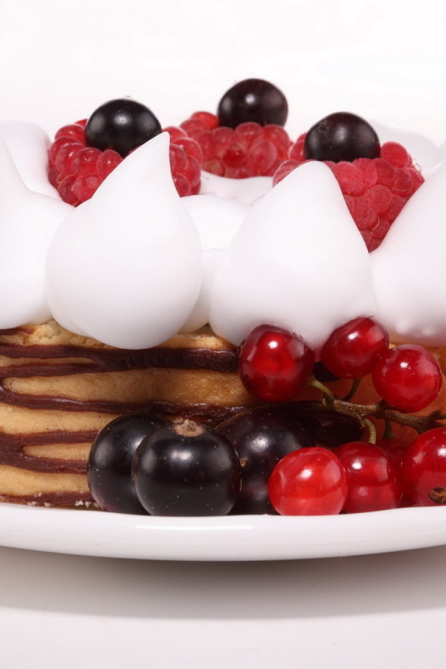 Пирожное с ягодами