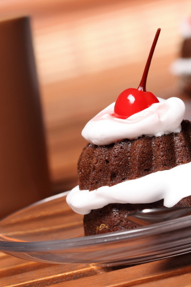 Пирожное с вишней