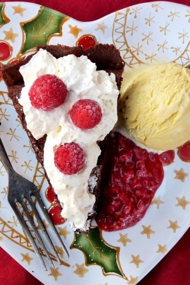 Мороженое с малиной