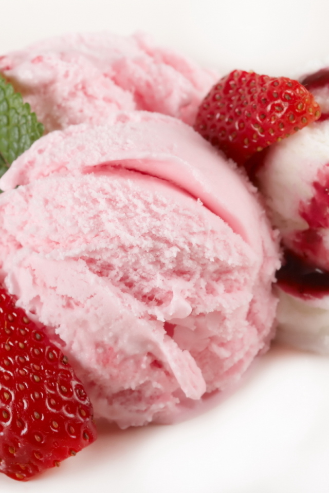 Мороженое с клубникой