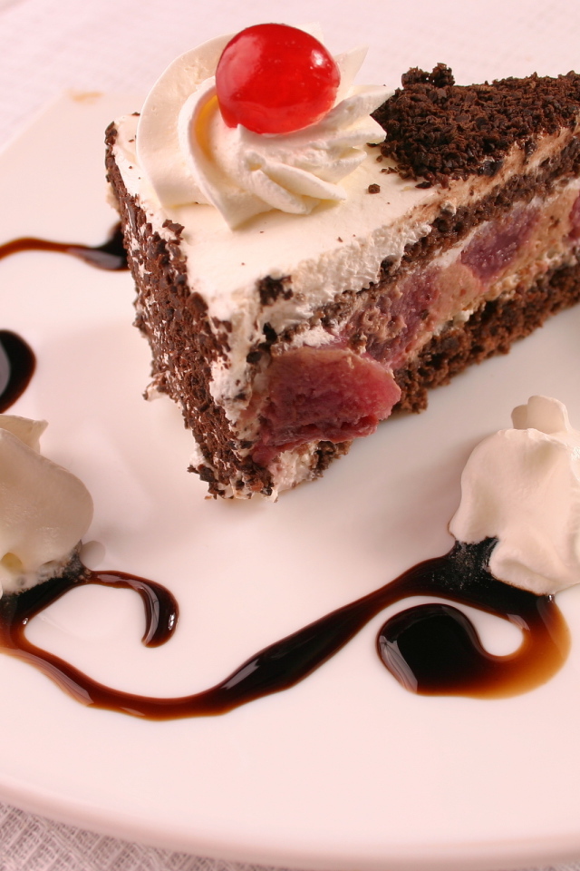 Кусок торта с вишенкой