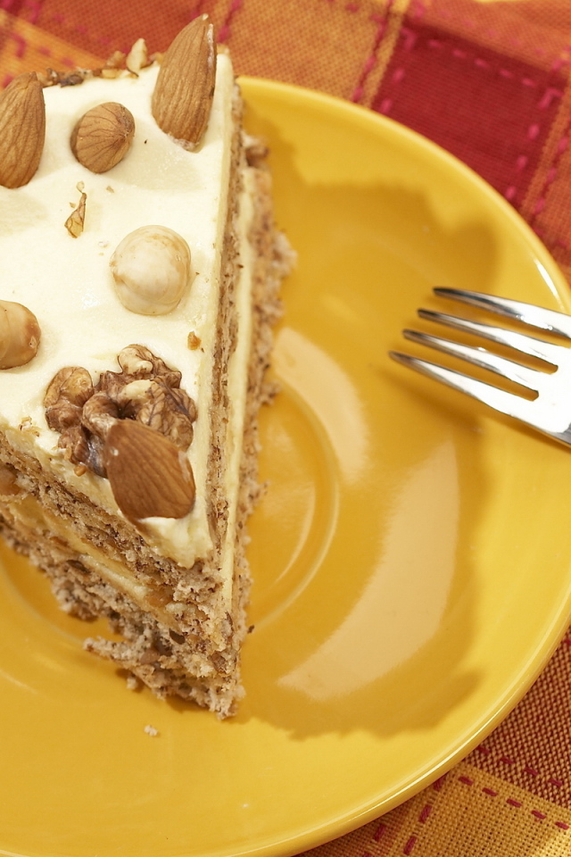 Кусочек тортика с орехами