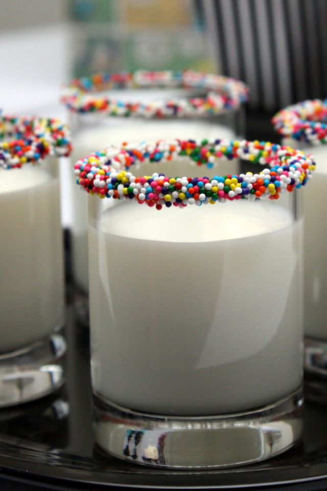 Молоко в стаканах