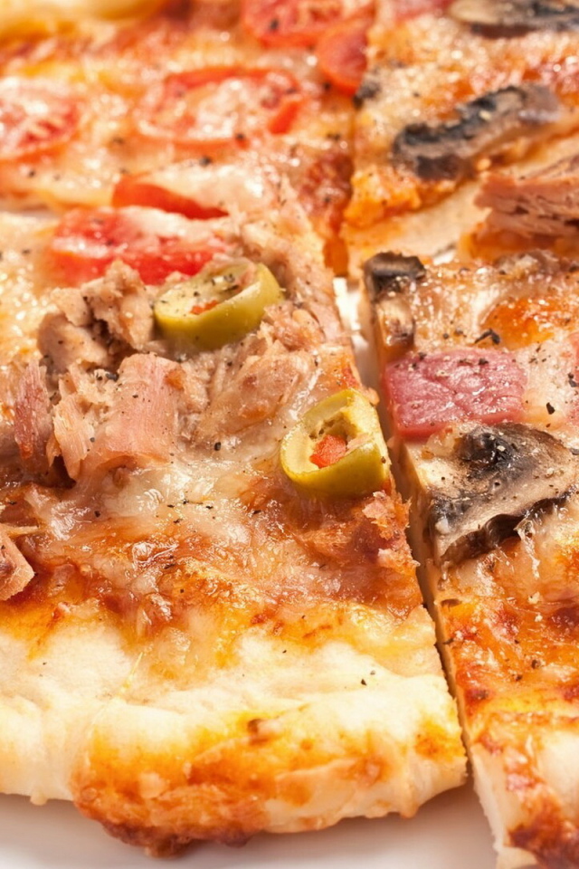 Нарезанная пицца