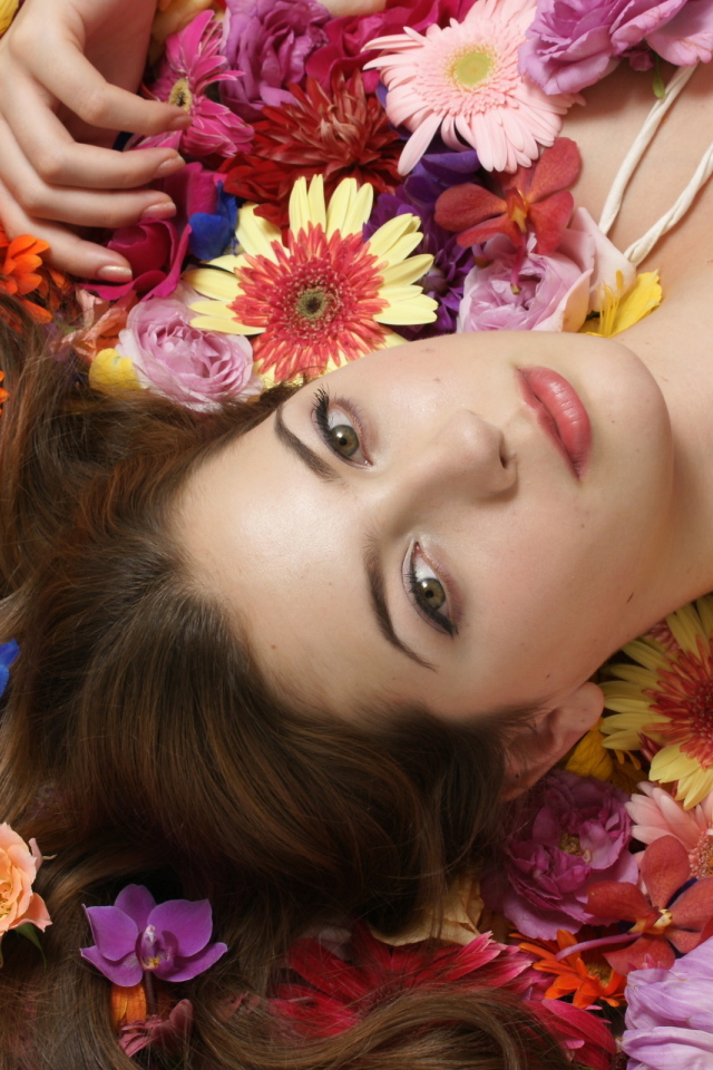 Девушка среди цветов