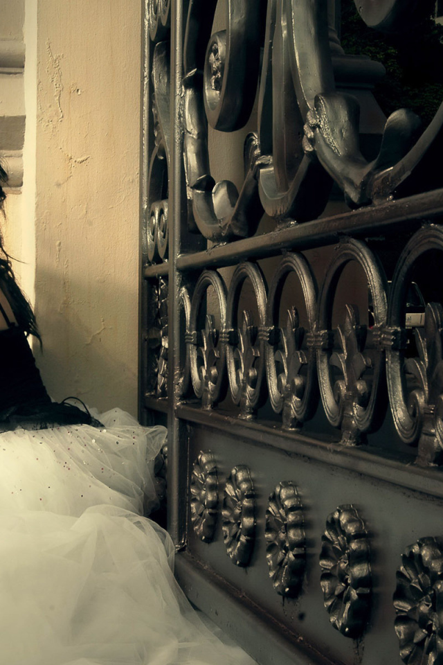 Девушка у ворот