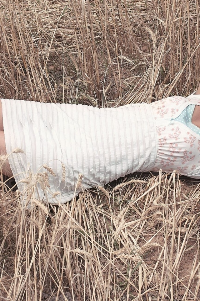 Девушка в поле