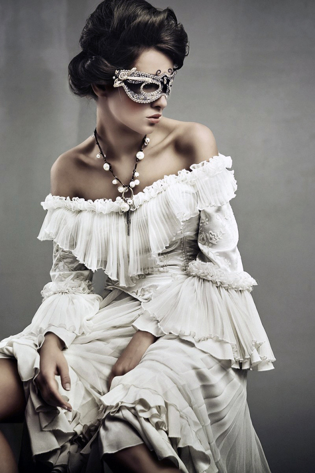 Девушка в маске