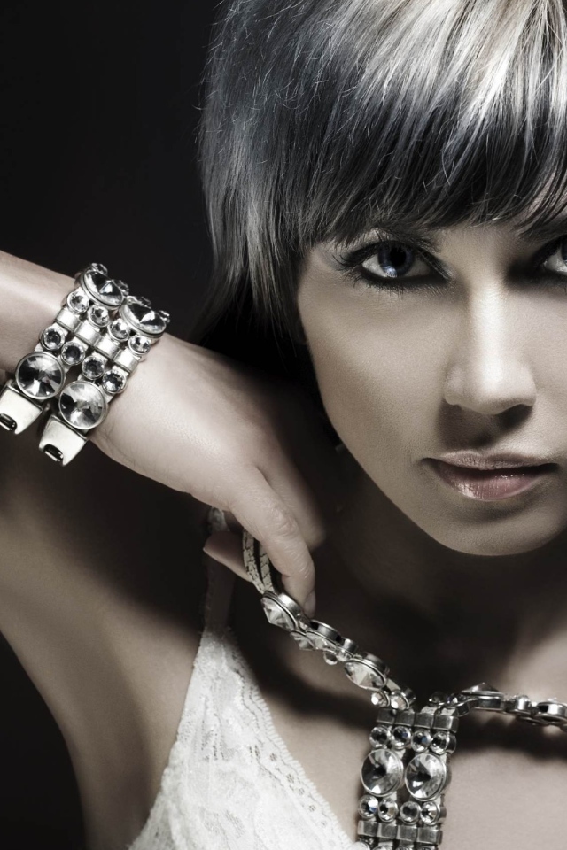 Девушка с украшениями