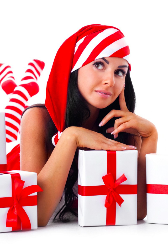 Девушка среди подарков